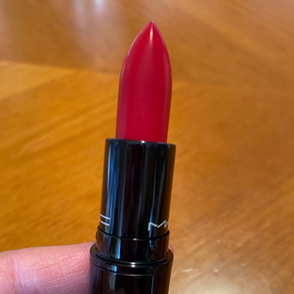 MAC Love Me Lipstick Give Me Fever - Picture 7 of 16